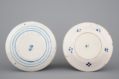 Deux assiettes en fa&iuml;ence de Delft bleu et blanc, 17/18&egrave;me si&egrave;cle