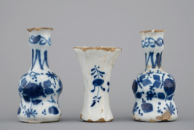 Une garniture de chemin&eacute;e miniature en fa&iuml;ence de Delft, 18&egrave;me si&egrave;cle