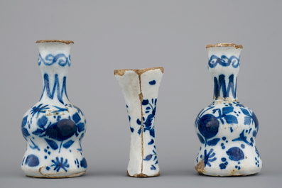 Une garniture de chemin&eacute;e miniature en fa&iuml;ence de Delft, 18&egrave;me si&egrave;cle