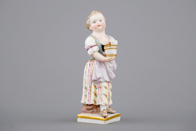 Une collection de 10 figures et tabati&egrave;res en porcelaine et biscuit, 19&egrave;me si&egrave;cle