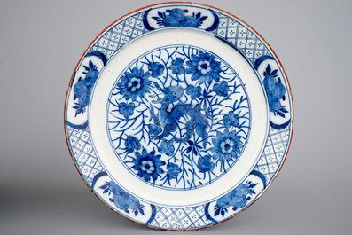 Een paar blauw-witte Delftse borden met chinoiserie decor van draken, 18e eeuw