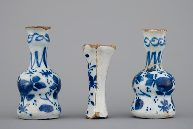 Une garniture de chemin&eacute;e miniature en fa&iuml;ence de Delft, 18&egrave;me si&egrave;cle