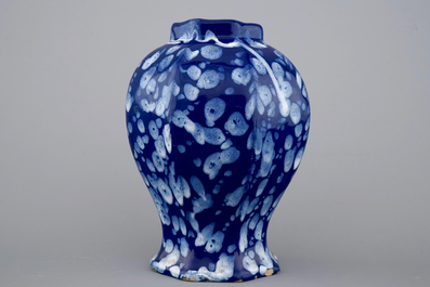 Un vase en fa&iuml;ence de Nevers d&eacute;cor bleu Persan ou "A la bougie", Nevers, 17&egrave;me si&egrave;cle