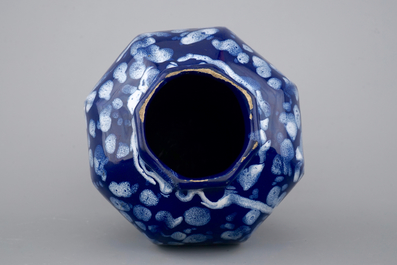 Un vase en fa&iuml;ence de Nevers d&eacute;cor bleu Persan ou "A la bougie", Nevers, 17&egrave;me si&egrave;cle
