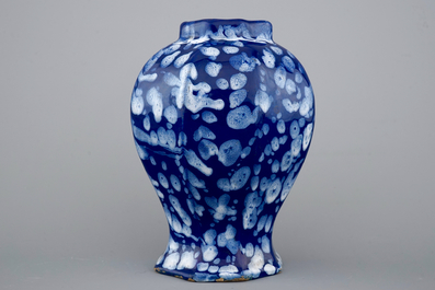 Un vase en fa&iuml;ence de Nevers d&eacute;cor bleu Persan ou "A la bougie", Nevers, 17&egrave;me si&egrave;cle