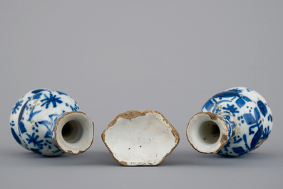 Une garniture de chemin&eacute;e miniature en fa&iuml;ence de Delft, 18&egrave;me si&egrave;cle