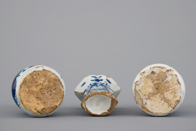 Une garniture de chemin&eacute;e miniature en fa&iuml;ence de Delft, 18&egrave;me si&egrave;cle