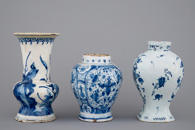 Un lot de 3 vases en Delft bleu et blanc, 18&egrave;me