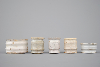 Un ensemble de 5 pots &agrave; onguent et albarello en fa&iuml;ence de Delft blanc monochrome, 17/18&egrave;me si&egrave;cle