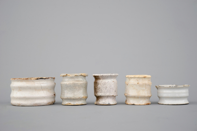 Un ensemble de 5 pots &agrave; onguent et albarello en fa&iuml;ence de Delft blanc monochrome, 17/18&egrave;me si&egrave;cle