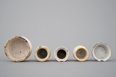 Un ensemble de 5 pots &agrave; onguent et albarello en fa&iuml;ence de Delft blanc monochrome, 17/18&egrave;me si&egrave;cle