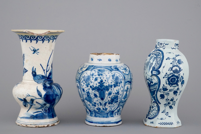 Un lot de 3 vases en Delft bleu et blanc, 18&egrave;me