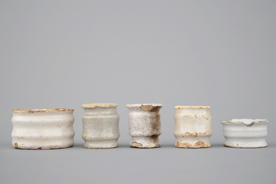 Un ensemble de 5 pots &agrave; onguent et albarello en fa&iuml;ence de Delft blanc monochrome, 17/18&egrave;me si&egrave;cle