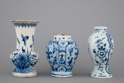 Un lot de 3 vases en Delft bleu et blanc, 18&egrave;me