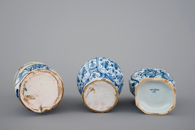 Un lot de 3 vases en Delft bleu et blanc, 18&egrave;me