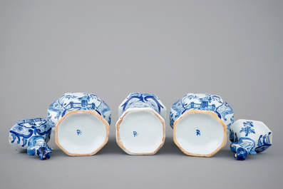 Een driedelig blauw-wit Delfts aardewerken kaststel met chinoiserie decor, 19e eeuw