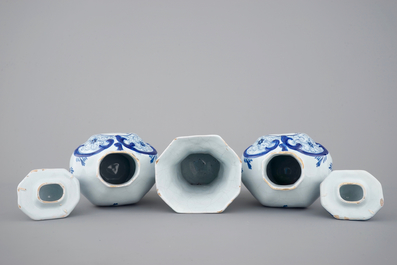 Een driedelig blauw-wit Delfts aardewerken kaststel met chinoiserie decor, 19e eeuw