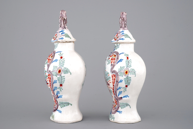Une paire de vases en fa&iuml;ence de Delft polychrome et un plat, 18/19&egrave;me si&egrave;cle