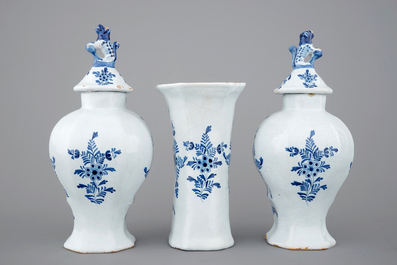 Een driedelig blauw-wit Delfts aardewerken kaststel met chinoiserie decor, 19e eeuw