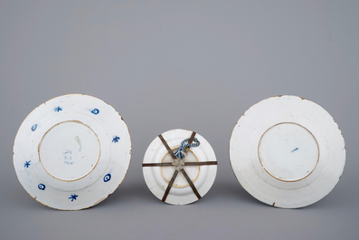 Un lot de fa&iuml;ences de Delft et autres c&eacute;ramiques, pour le plupart 18&egrave;me si&egrave;cle