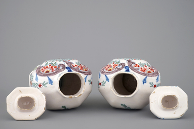 Une paire de vases en fa&iuml;ence de Delft polychrome et un plat, 18/19&egrave;me si&egrave;cle