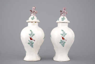Une paire de vases en fa&iuml;ence de Delft polychrome et un plat, 18/19&egrave;me si&egrave;cle