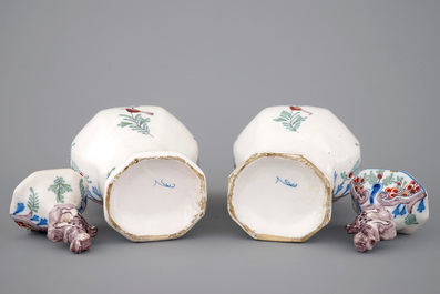 Une paire de vases en fa&iuml;ence de Delft polychrome et un plat, 18/19&egrave;me si&egrave;cle