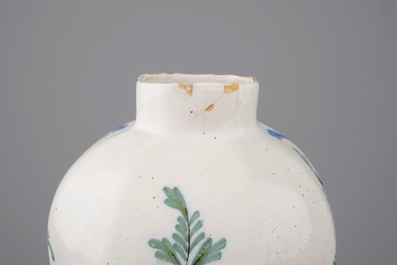 Une paire de vases en fa&iuml;ence de Delft polychrome et un plat, 18/19&egrave;me si&egrave;cle