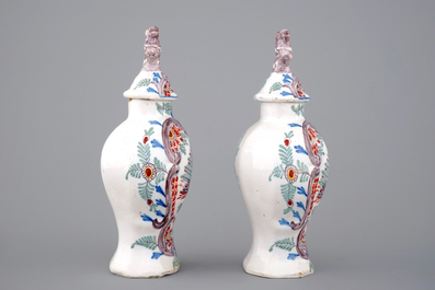Une paire de vases en fa&iuml;ence de Delft polychrome et un plat, 18/19&egrave;me si&egrave;cle