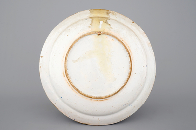 Une paire de vases en fa&iuml;ence de Delft polychrome et un plat, 18/19&egrave;me si&egrave;cle