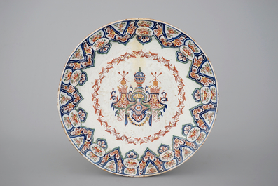 Une paire de vases en fa&iuml;ence de Delft polychrome et un plat, 18/19&egrave;me si&egrave;cle