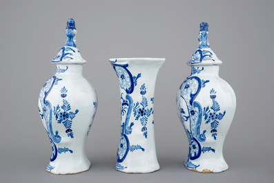 Een driedelig blauw-wit Delfts aardewerken kaststel met chinoiserie decor, 19e eeuw