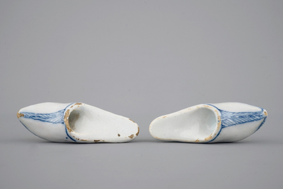 Een paar blauw-witte Delfts aardewerken muiltjes, 18e eeuw