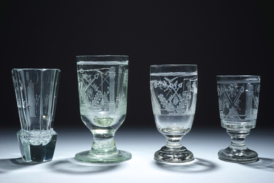 Een lot van 4 gegraveerde ma&ccedil;onnieke glazen (vrijmetselarij), 20e eeuw