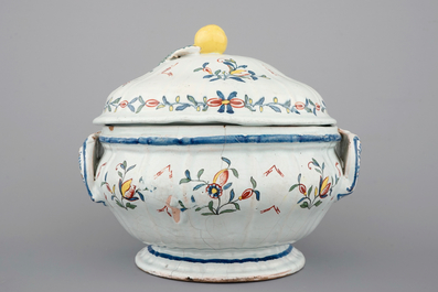 Een fraaie terrine in fa&iuml;ence uit Quimper, ateliers van Caussy, 1750-1770