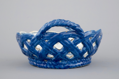 Een blauw-wit ajour mandje in Brussels aardewerk, 18e eeuw