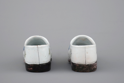 Un ensemble de 5 chaussures en fa&iuml;ence de Delft, 18/19&egrave;me si&egrave;cle