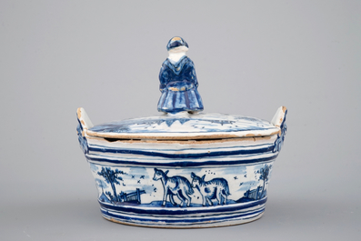 Een blauw-wit Delfts aardewerken botervlootje met een dame als knop, 18e eeuw
