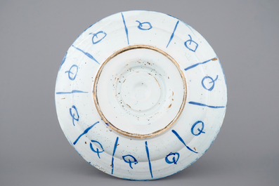 Un tr&egrave;s grand plat &agrave; ombilic en fa&iuml;ence de Delft d&eacute;cor chinoiserie, 17&egrave;me si&egrave;cle