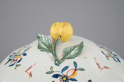 Een fraaie terrine in fa&iuml;ence uit Quimper, ateliers van Caussy, 1750-1770