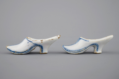 Een paar blauw-witte Delfts aardewerken muiltjes, 18e eeuw