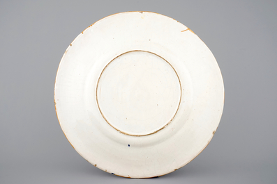 Een enorme schotel in Italiaanse majolica, 19e eeuw