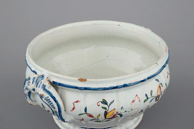 Een fraaie terrine in fa&iuml;ence uit Quimper, ateliers van Caussy, 1750-1770