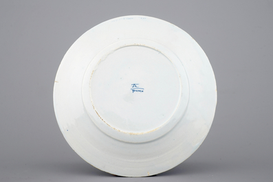 Een blauw-wit Delfts aardewerken wapenbord, De Grieksche A, 1796-1811