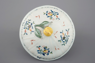 Een fraaie terrine in fa&iuml;ence uit Quimper, ateliers van Caussy, 1750-1770