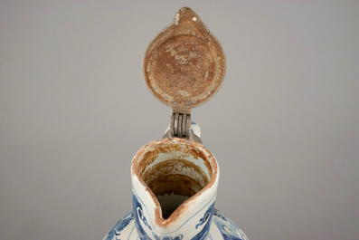 Un pichet en fa&iuml;ence de Delft au d&eacute;cor chinoiserie 17&egrave;me et une petite chope en gr&egrave;s du 15&egrave;me si&egrave;cle