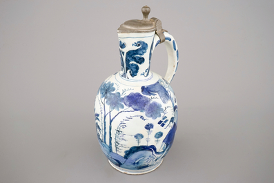 Un pichet en fa&iuml;ence de Delft au d&eacute;cor chinoiserie 17&egrave;me et une petite chope en gr&egrave;s du 15&egrave;me si&egrave;cle