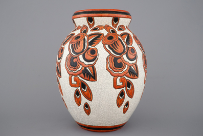 Un vase Art D&eacute;co par Charles Catteau pour Boch K&eacute;ramis au d&eacute;cor floral craquel&eacute;, ca. 1930