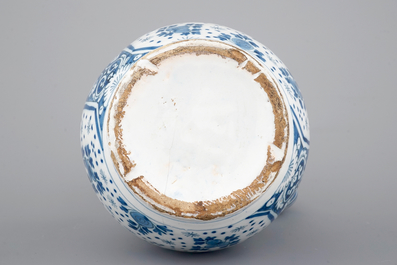 Un grand pichet en fa&iuml;ence de Delft bleu et blanc, 18&egrave;me si&egrave;cle