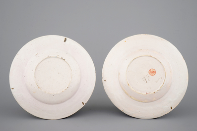 Een fijn paar polychrome Delfts aardewerken borden, vroeg 18e eeuw